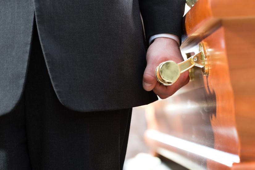 Sargträger Hattersheim - würdevoller Abschied Mann hält Sarggriff